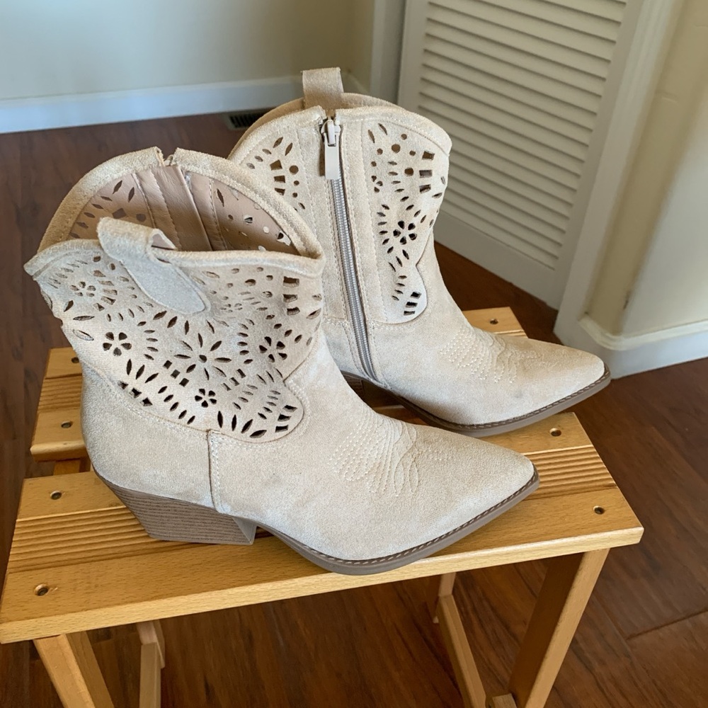 TOP Moda Beige Western Ankle Boots with cutout design, and side zipper